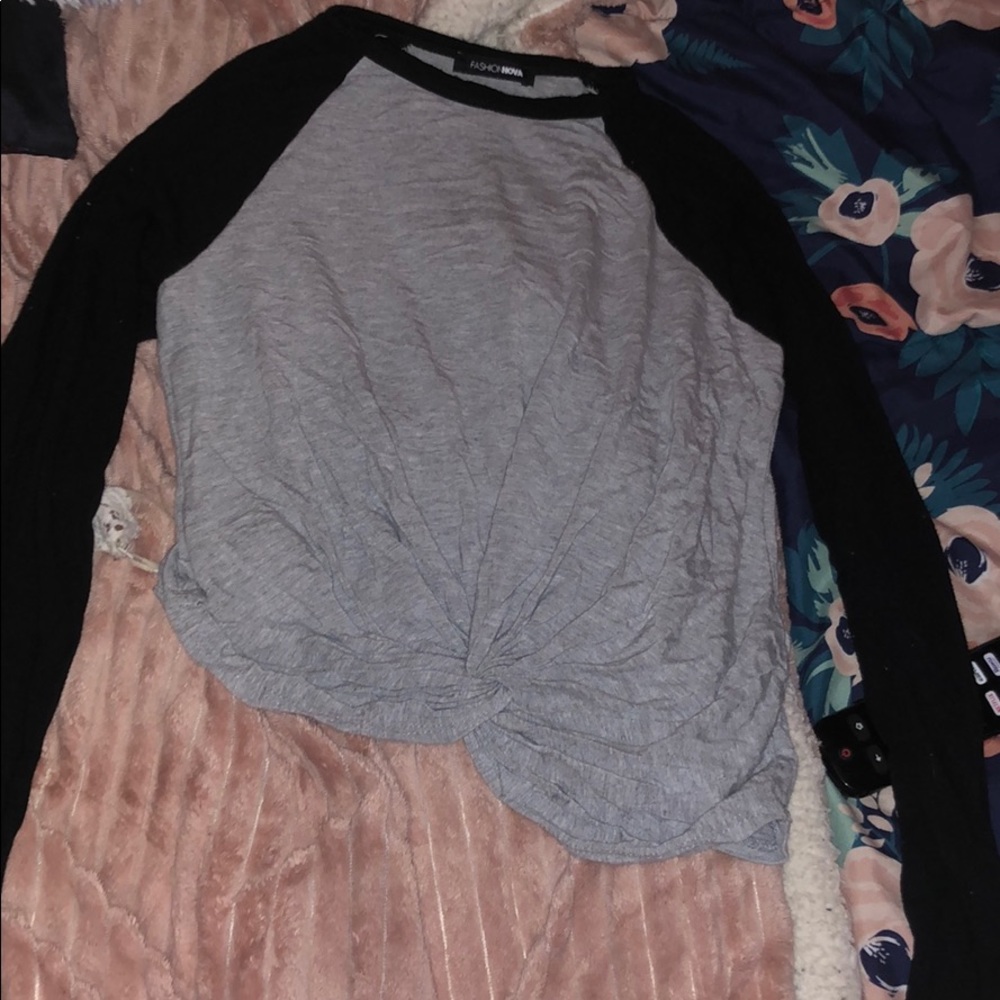 GRAY AND BLACK LONGS SLEEVES TOP